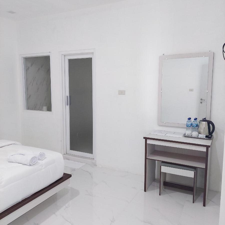 The Riton Hotel Tigaras Bagian luar foto