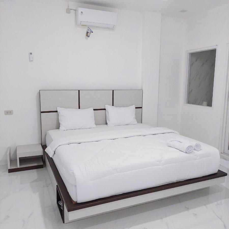 The Riton Hotel Tigaras Bagian luar foto
