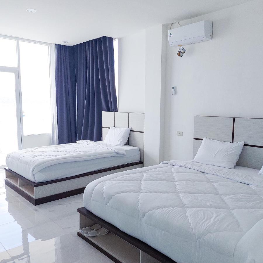 The Riton Hotel Tigaras Bagian luar foto