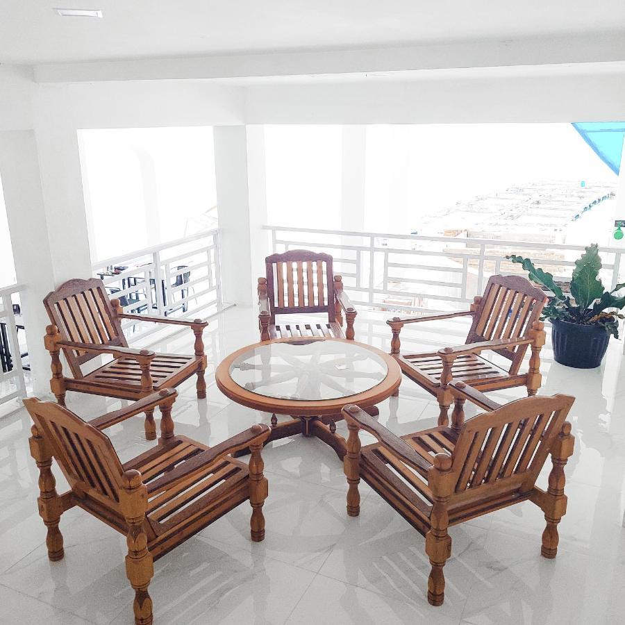 The Riton Hotel Tigaras Bagian luar foto